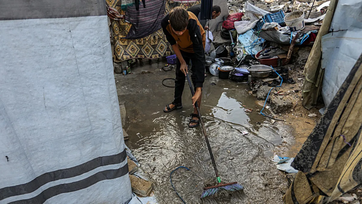Gazze'de şiddetli yağış: Çadırlar sular altında kaldı