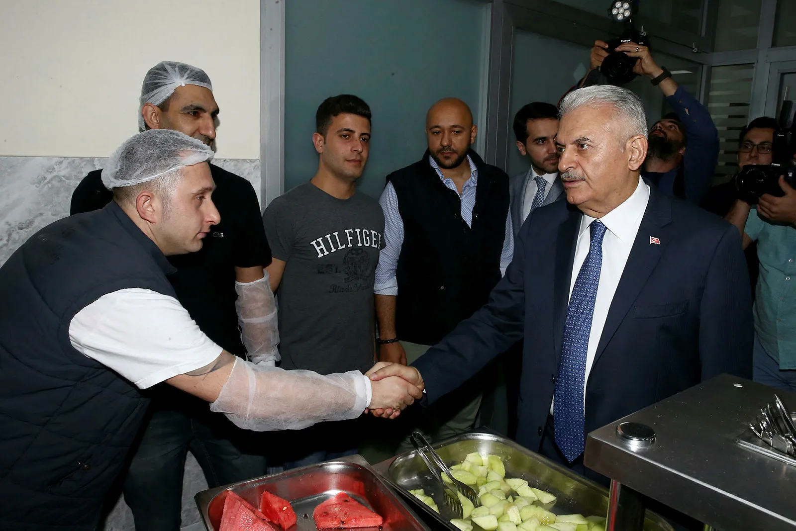 Binali Yıldırım itfaiyecilerle sahur yaptı