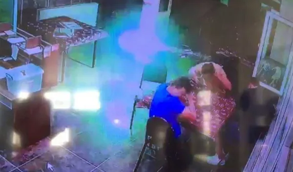 1649864273655.jpg Düğünden atılan havai fişekler kahvehaneye düştü! - 1