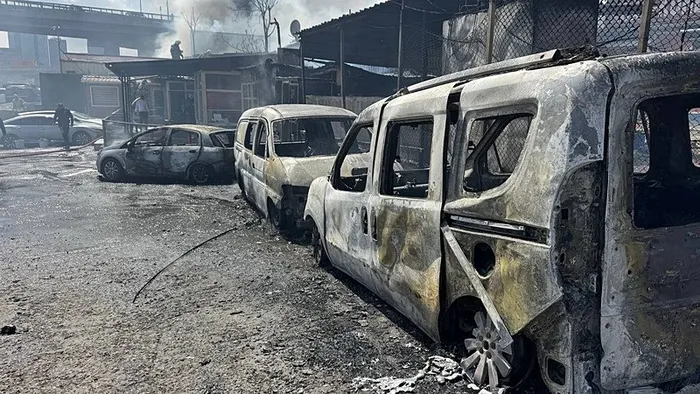 ikitellide-kimya-deposunda-yangin-pes-pese-patlama-sesleri-1744366640477.jpeg Alevlerin sıçradığı bazı araçlar küle döndü. (AA)