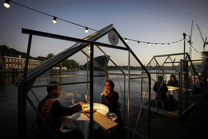 Hollanda'nın başkenti Amsterdam'da restoranlar ve kefeler için corona virüse karşı yeni model