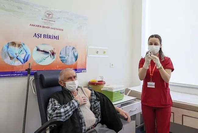 Türkiye'de aşı seferberliği! 75 yaş üzerindeki kişilerin aşılanmasına başlandı - 5