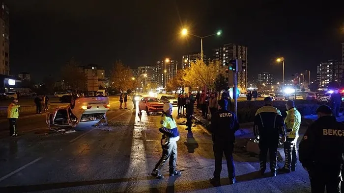 cocuk-sofor-dehset-sacti-kirmizi-isiktaki-2-otomobile-carpti-yaralilar-var-1732223872965.jpeg Çocuk sürücü dehşet saçtı! Yaralılar var - 1