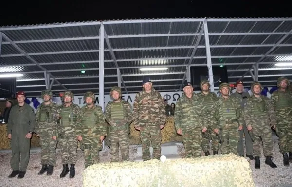 Yunanistan ateşle oynuyor! Ege’de yeni tahrik: Rodos ve Midilli’de saldırı helikopterleri, tankçı ve topçu birlikleri...