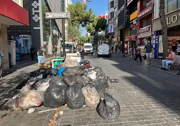 İzmir'de toplanmayan çöplere esnaftan mazotlu önlem