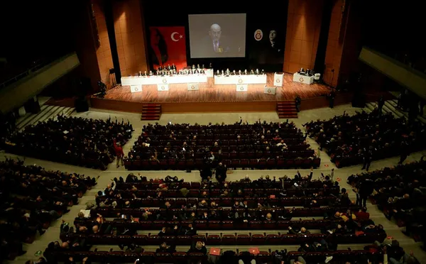 1648329961561.jpg Galatasaray'da olaylı gece! Mali Genel Kurul halen devam ediyor! Burak Elmas ibra edilecek mi? - 2