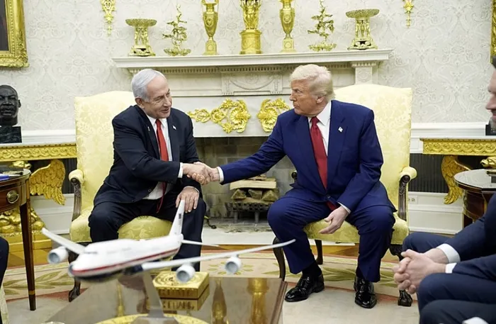 siyonist-basin-trump-netanyahu-gorusmesini-yerden-yere-vurdu-trump-netnayahuyu-utandirdi-bibi-eli-bos-dondu-1744095582017.jpg FOTO: EPA