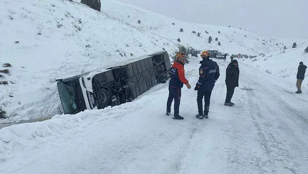 Son dakika | Sivas'ta yolcu otobüsü kaza yaptı! Çok sayıda yaralı var - 2