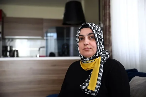 adanada-28-subat-magduru-kadin-yasadiklarini-anlatti-yasak-kalktigi-gun-perugumu-cope-attim-1665208637361.jpeg Adana’da 28 Şubat mağduru kadın yaşadıklarını anlattı! “Yasak kalktığı gün peruğumu çöpe attım” - 1
