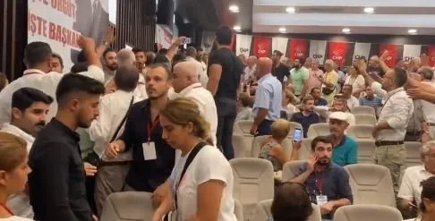 1693156793569.jpg CHP’de kim kime dum duma! Gebze, Çiğli, Karabağlar ve Edremit kongrelerinde küfürler hakaretler havada uçuştu - 6