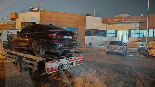 hastane-otoparkinda-drift-atan-surucunun-ehliyetine-el-konuldu-arac-trafikten-men-edildi-1707818385401.jpg Hastane otoparkında drift atan sürücünün ehliyetine el konuldu araç trafikten men edildi - 2