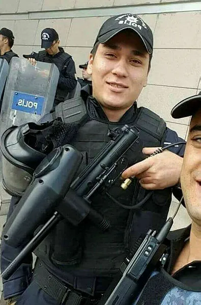 İstanbul'daki bombalı terör saldırısında şehit düşen polis Emre Horoz’un ikizlerinden yürek yakan sözler: Kıyamet kopsa da babamız ile kavuşsak - 5