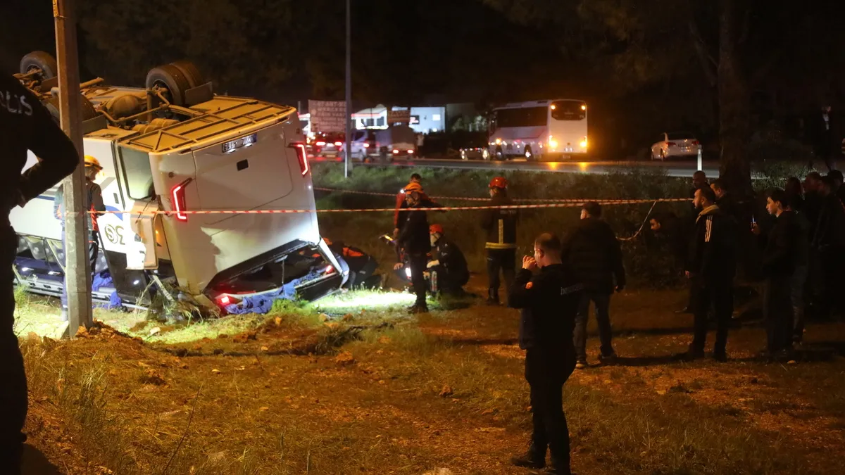 Antalya’da cezaevi servisi şarampole yuvarlandı: 16 memur yaralandı
