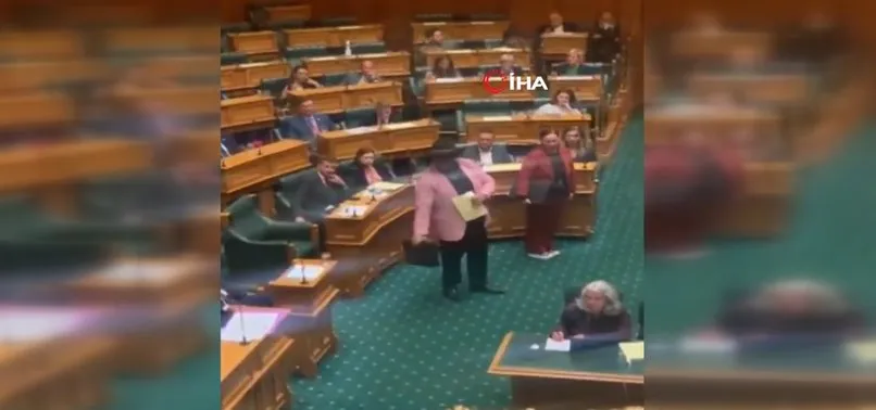 Parlamento toplantısında dans etti! Böyle atıldı
