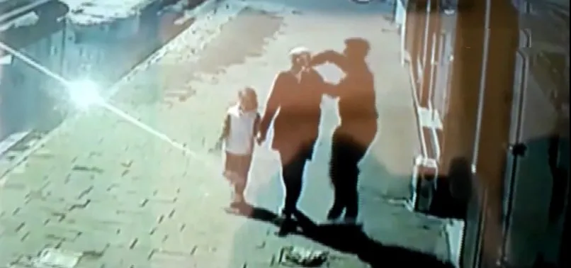 Küçük kızının yanında kapkaça uğrayan kadın şoke oldu! O anlar kamerada