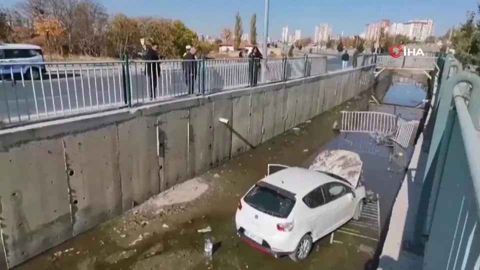 Kontrolü kaybolan otomobil kanala uçtu