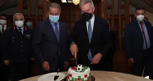 Akar’dan İtalyan mevkidaşına EURO 2020 kutlaması