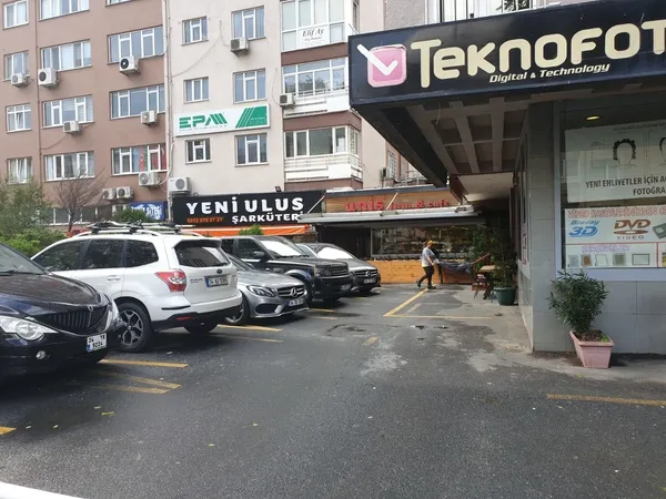 7-yildir-neden-yikilmiyor-1604946186466.jpeg 7 yıldır neden yıkılmıyor? Araçlar ve yayalar o yapı nedeniyle yolu kullanamıyor - 1