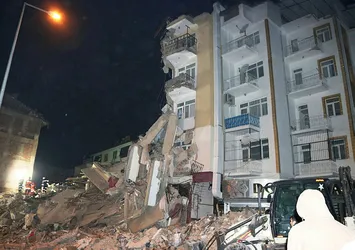 Elazığ'da enkazdan sağ kurtarılan kişi sayısı 45 oldu