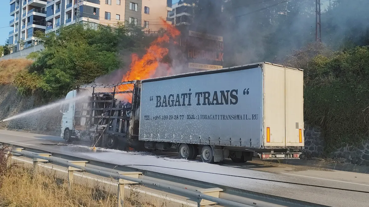 Karadeniz Sahil Yolu’nda alev paniği! Mobilya yüklü TIR küle döndü