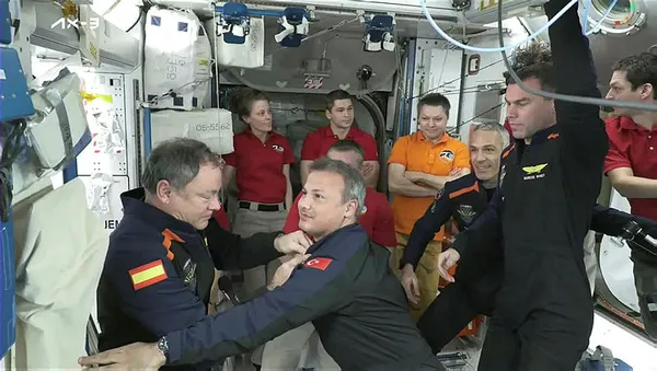 İlk Türk astronot Alper Gezeravcı uzayda şehitlerimizi unutmadı! İstasyon ekibinden tarihi kucaklaşma! İşte ilk sözleri...