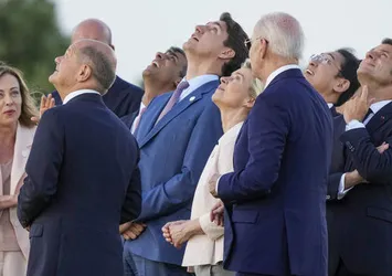 ABD Başkanı Biden'dan bir skandal daha! G7 liderlerinin yanından uzaklaşıp boşluğa yürüdü: İmdadına Meloni yetişti