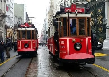 Taksim-Tünel tramvayı için kauçuk raylar döşeniyor