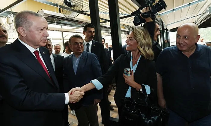 baskan-erdogan-ankarada-vatandaslarla-bir-araya-geldi-1726670946046.jpg Başkan Erdoğan Ankara'da vatandaşlarla bir araya geldi: Sohbet etti, fotoğraf çektirdi - 1