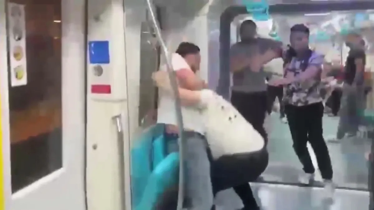 Marmaray'da ortalık karıştı! Yumruklar havada uçuştu
