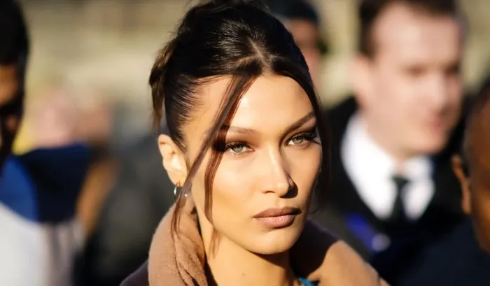 siyonistlerin-kuklasi-adidastan-bir-skandal-daha-unlu-modeli-reklam-kampanyasindan-cikardilar-bella-hadid-hare-1721673524556.jpg Bella Hadid, İsrail destekçilerinin baskısı üzerine ayakkabı reklamından çıkarıldı.