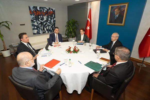 altili-masanin-son-toplantisindan-da-aday-ismi-cikmadi-btp-kapinin-disinda-kaldi-1668446901117.jpg Altılı masanın son toplantısından da aday ismi çıkmadı! BTP kapının dışında kaldı! - 3