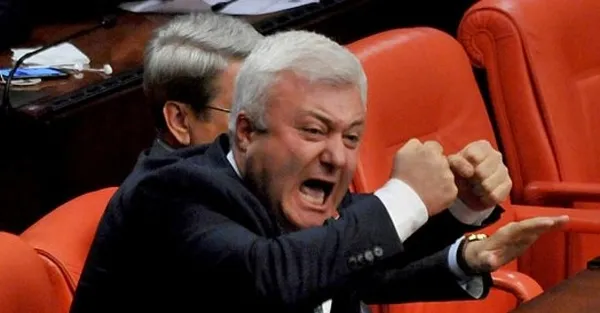 CHP siyasi ilkesizliğin dibine vuruyor! Tuncay Özkan, Selahattin Demirtaş ile Necmettin Erbakan’ı aynı kefeye koydu