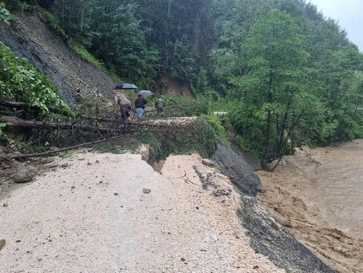 Sağanak yağış Düzce’de hayatı felç etti! Batı Karadeniz’de sel ve heyelan tehlikesi