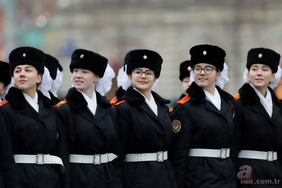Rusya'dan renkli görüntüler! 'Sovyet askerleri' Kızıl Meydan'da... 16