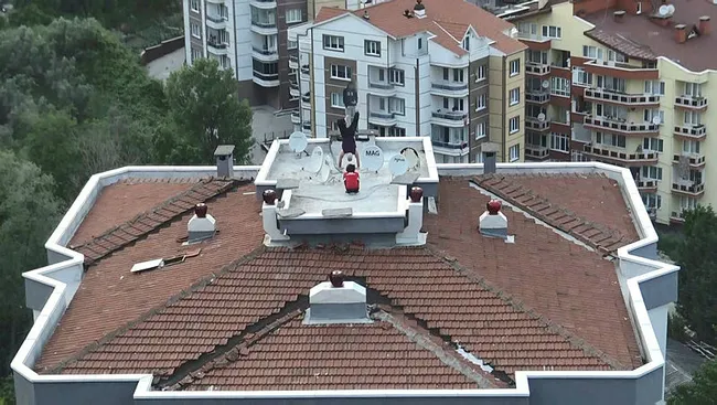 Bursa’da gençlerden apartman çatısında tehlikeli gösteri! Yürekler ağza geldi - 3