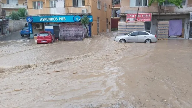 İşte İzmir’in çilesi! Her yağmur şehri birbirine katıyor! CHP’li belediyeye halk isyan etti