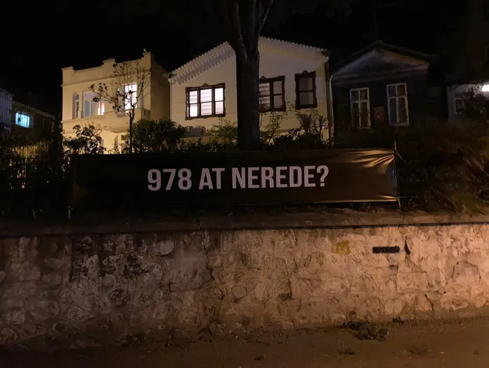 Son dakika: Adalar’da hayvanseverlerden İBB’ye kayıp at tepkisi: Siyah pankart astılar: Hani atlar size emanetti?