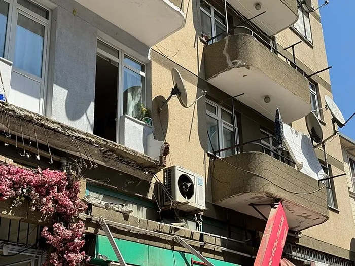 1712659793771.jpeg İstanbul'da 5 katlı binanın balkonu çöktü! 1 yaralı - 1