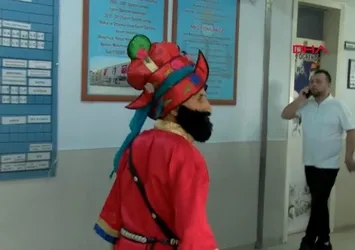 Sandığa Karagöz kostümüyle gitti