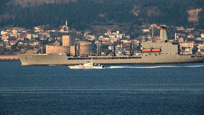 ABD savaş gemisi İstanbul Boğazı’ndan geçti! Amerikan mürettebatı fotoğraf çekti