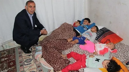 Gürsel Tekin Suriyeli ailenin evine ayakkabıyla girdi - 1