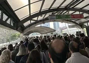 Mecidiyeköy metrobüs durağında yürüyen merdiven arızası nedeniyle vatandaşlar zor anlar yaşadı