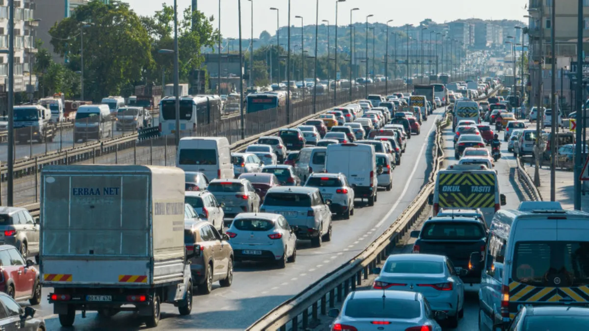 İstanbul E-5'te trafik kaosu! Avcılar-Küçükçekmece hattında çalışma sürücüleri canından bezdirdi