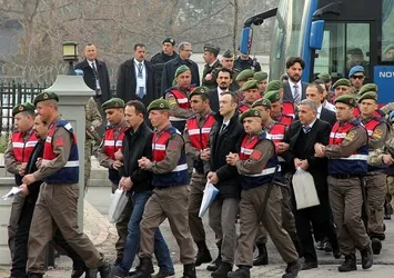 ‘Kırmızı tişörtlü bir sivil, oteli gösterdi’