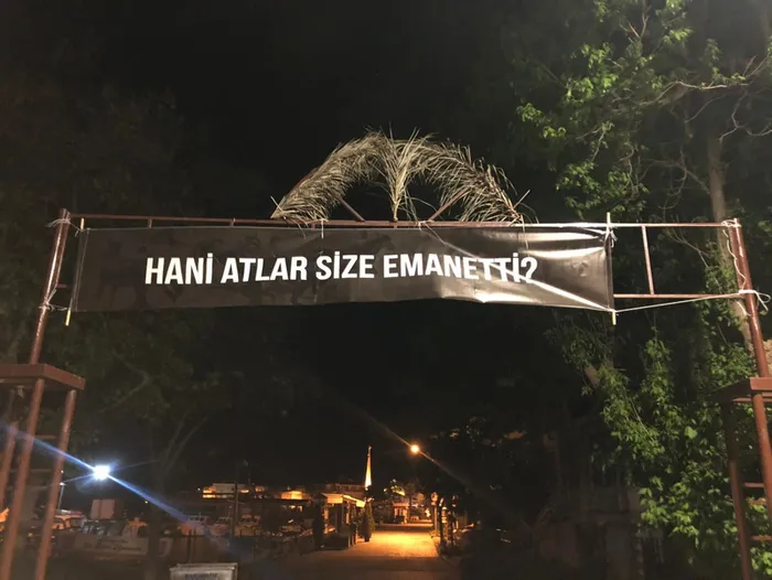 Son dakika: Adalar’da hayvanseverlerden İBB’ye kayıp at tepkisi: Siyah pankart astılar: Hani atlar size emanetti?