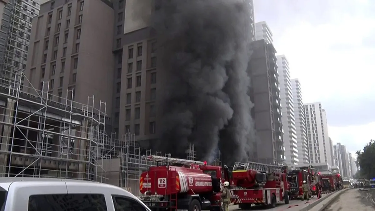 Kadıköy'de rezidans inşaatında yangın! Alevler söndürüldü