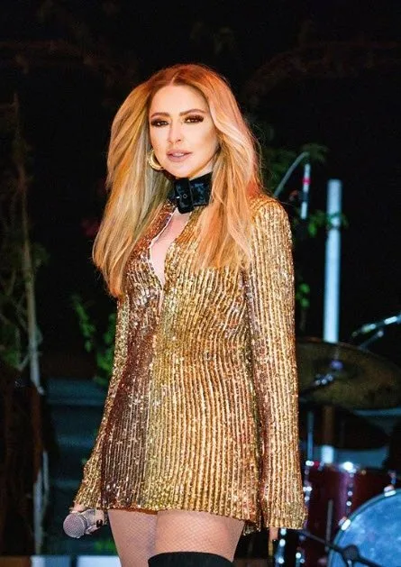 Hadise Kıbrıs konserinde giydiği kıyafetiyle olay oldu