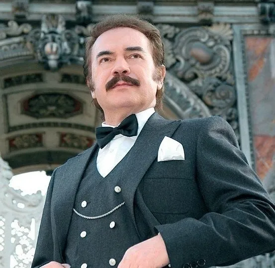 Usta sanatçı Orhan Gencebay tekneden düştü! Apar topar hastaneye kaldırıldı