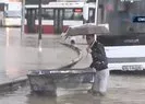 Araçlar sel ortasında kaldı