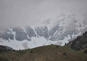 Tunceli'de yüksek kesimlere kar yağdı